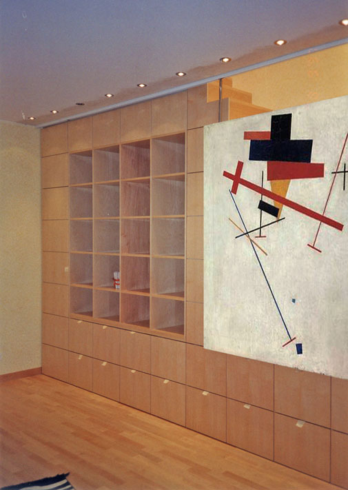 Treppe der Maisonette-Wohnung als Schrankwand mit Schiebepaneel (halb geöffnet) Haus Schrobsdorff, Berlin-Charlottenburg, Schustehrusstr.